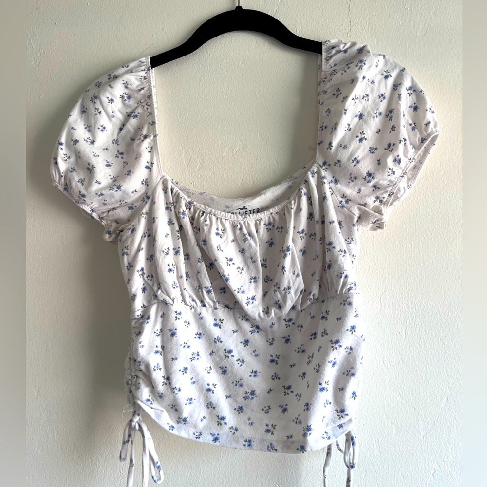 Hollister top with ties that cinch on the side. Can adjust length of top.